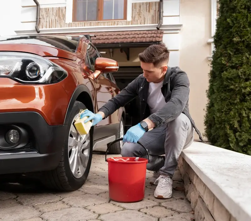 Lavage auto à domicile Mareuil-sur-Arnon : professionnel intervenant sur un véhicule